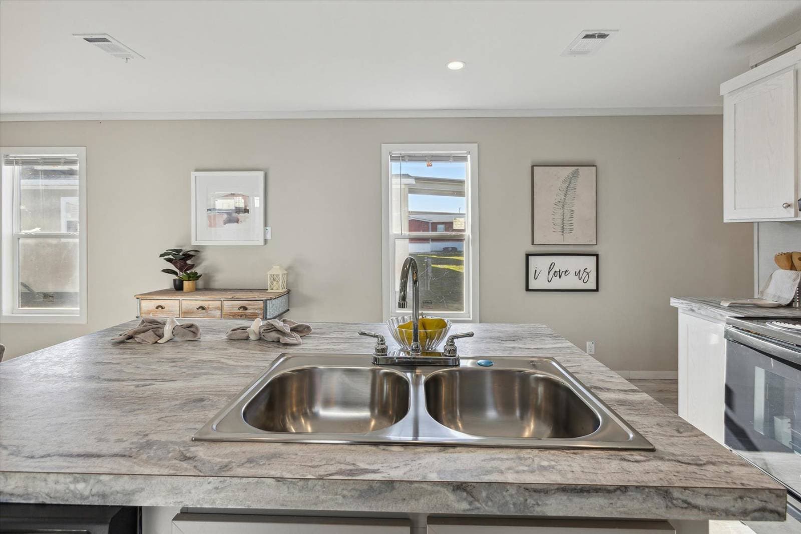 Rm1676c kitchen home features