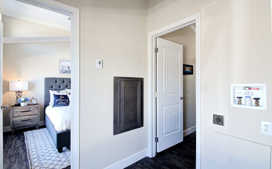 Eagle j56fp8 bedroom home features