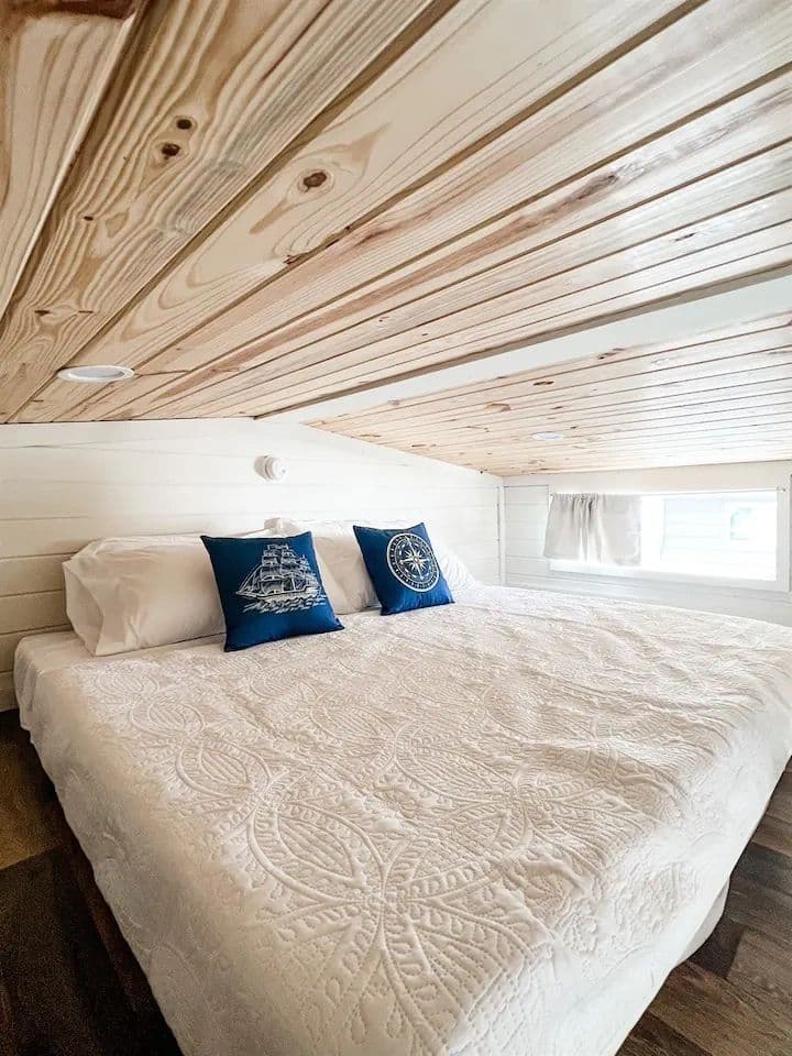 Blue lagoon | 4b 103 hybrid bedroom home features