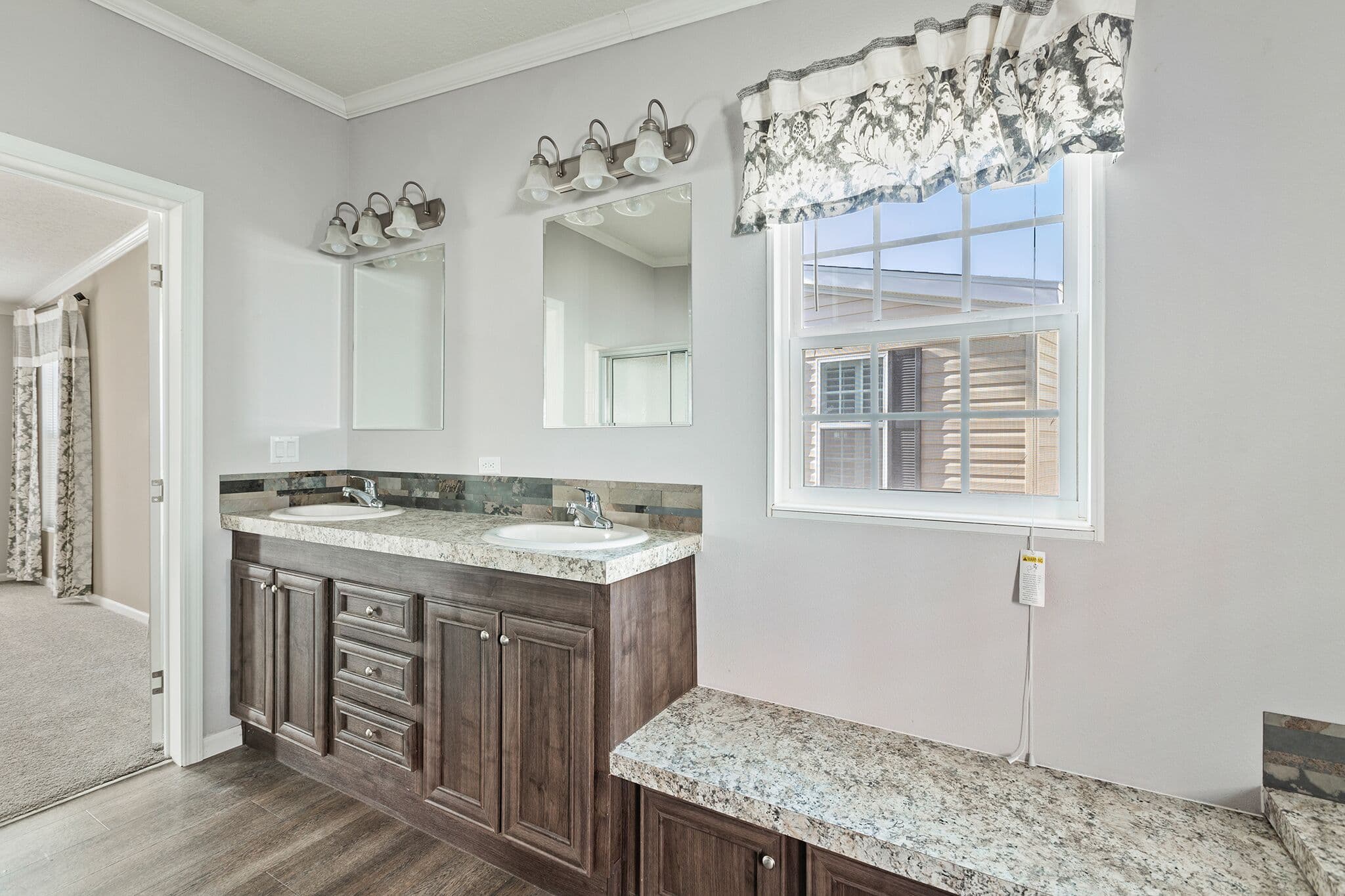 Adrian 3272 bathroom home features