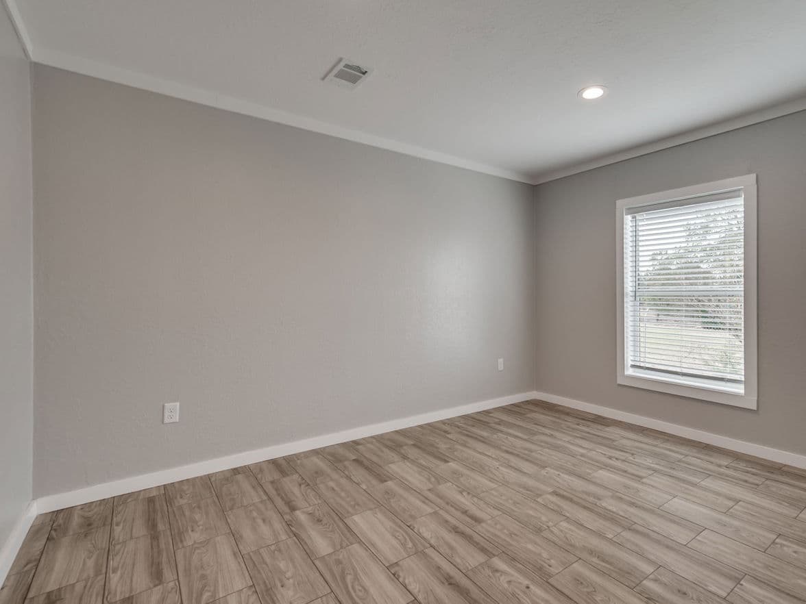 28603n bedroom home features