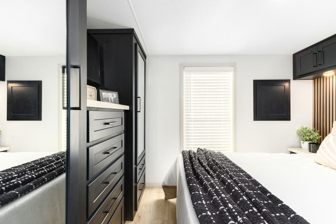 Island 6376 bedroom home features