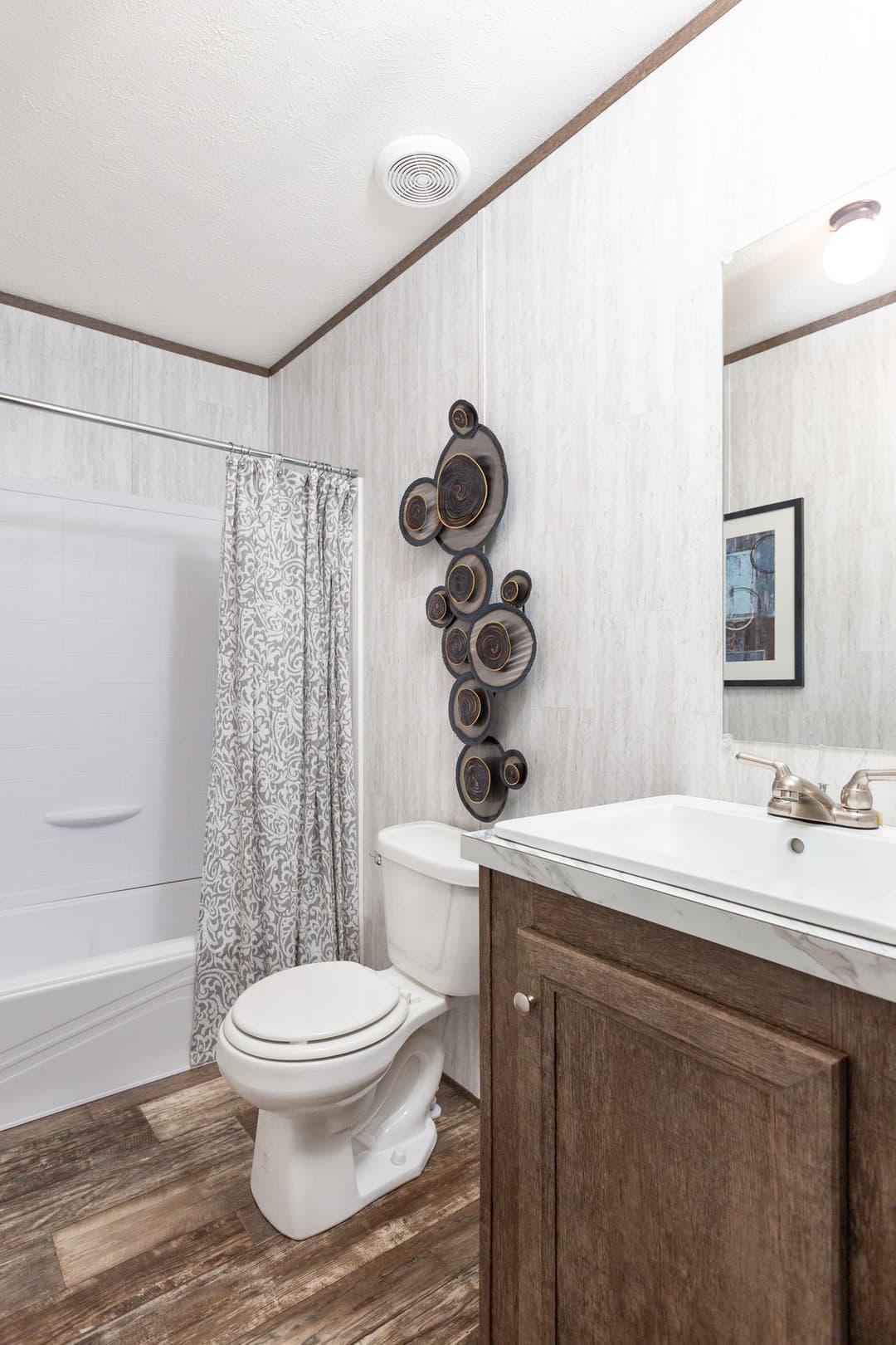 Maynardville classic 76 bathroom home features