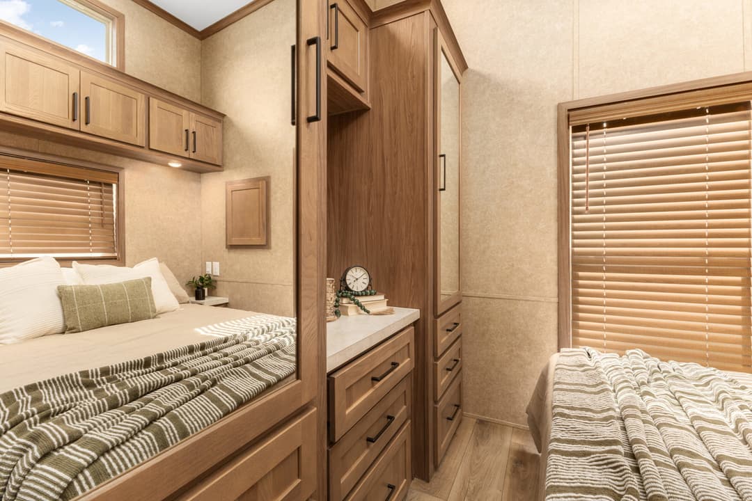 Lakeside 8180 bedroom home features