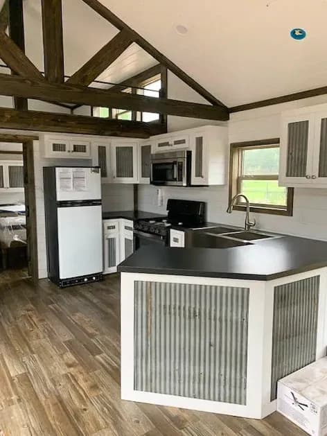 Evergreen cottage | 4b 105 kitchen and hero home features