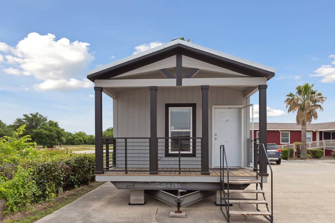 Titan extreme 1656h exterior home features
