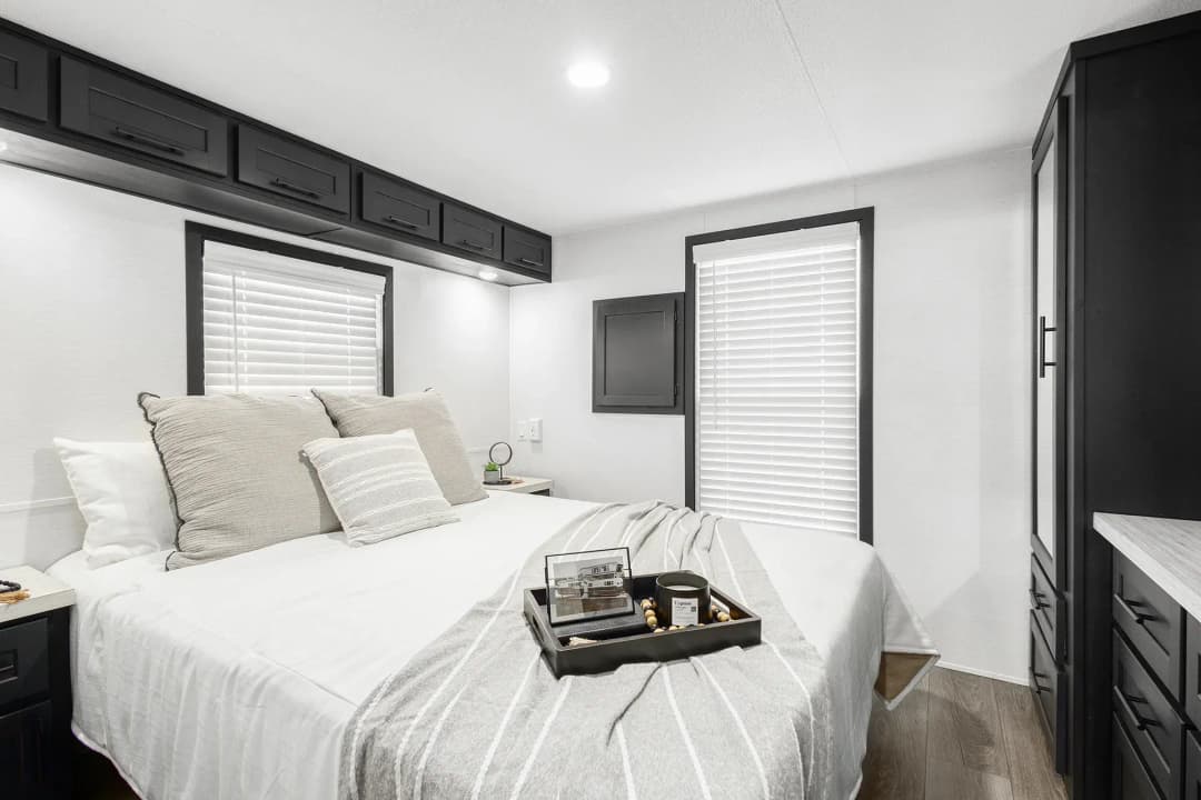 Lakeside 8104bk bedroom home features