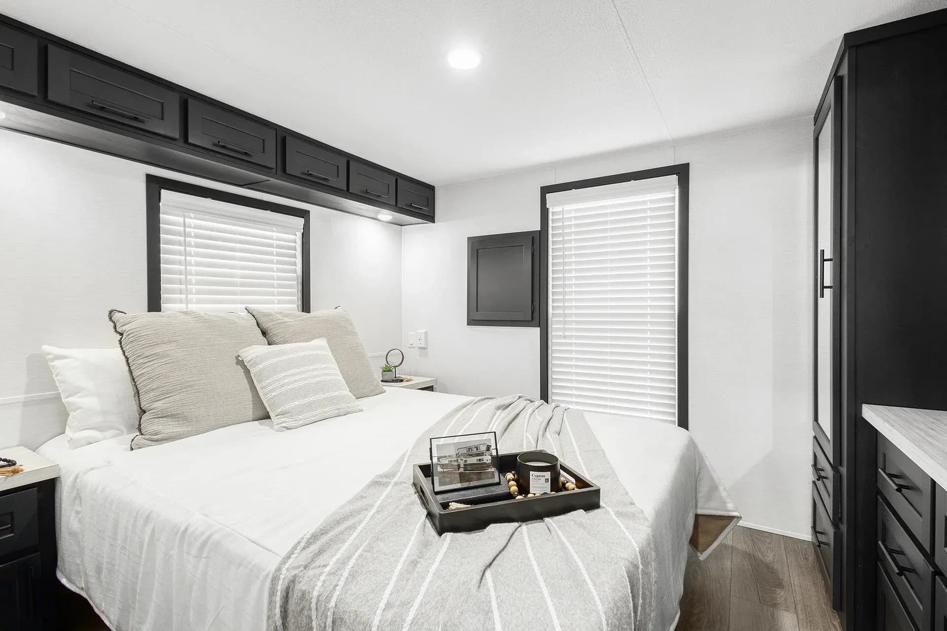 Lakeside 8104bk bedroom home features