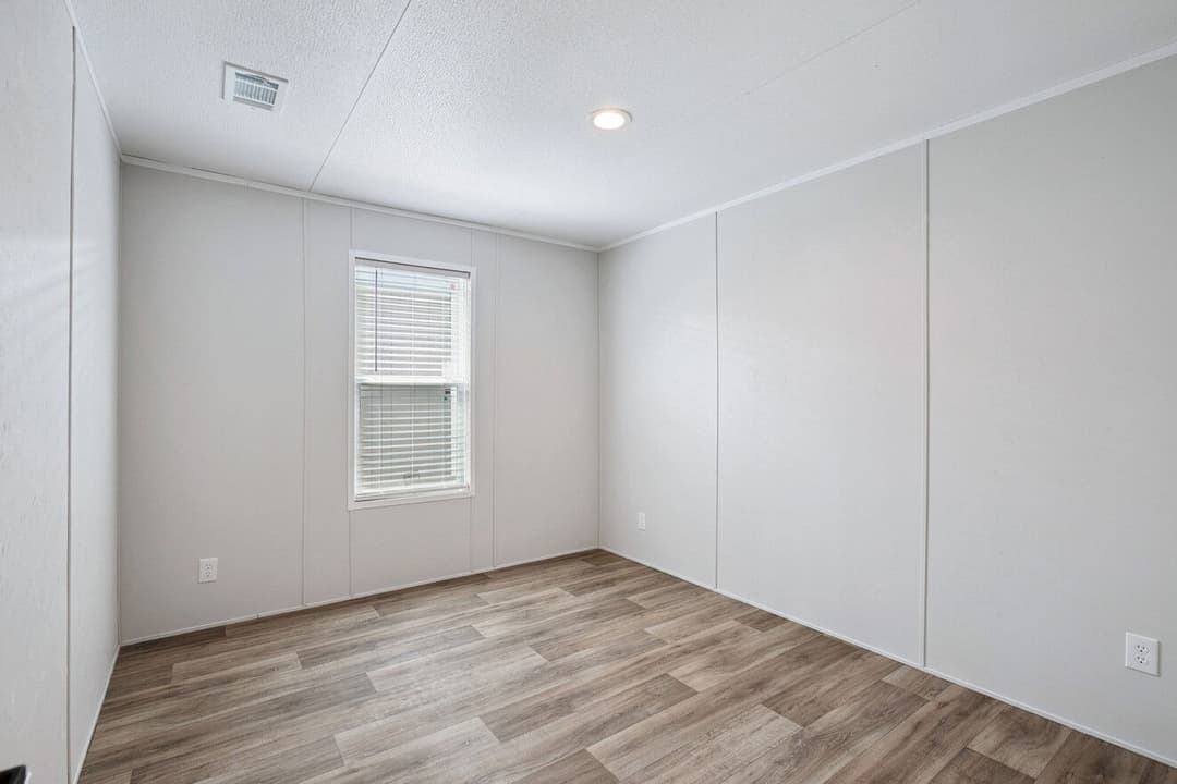 Valor 16763n bedroom home features