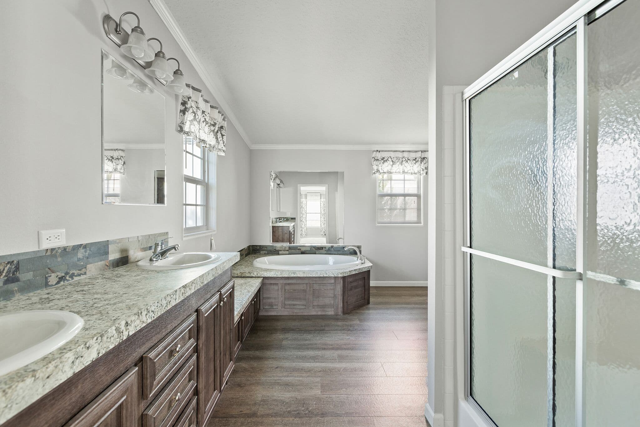 Adrian 3272 bathroom home features