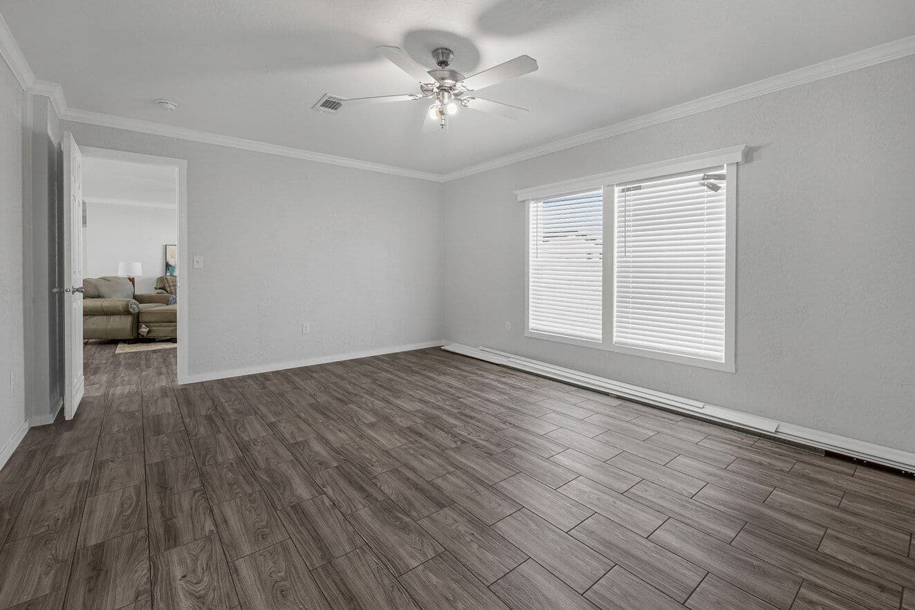 Topaz 28563a bedroom home features