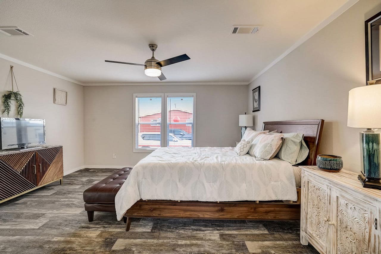 The desire bedroom home features