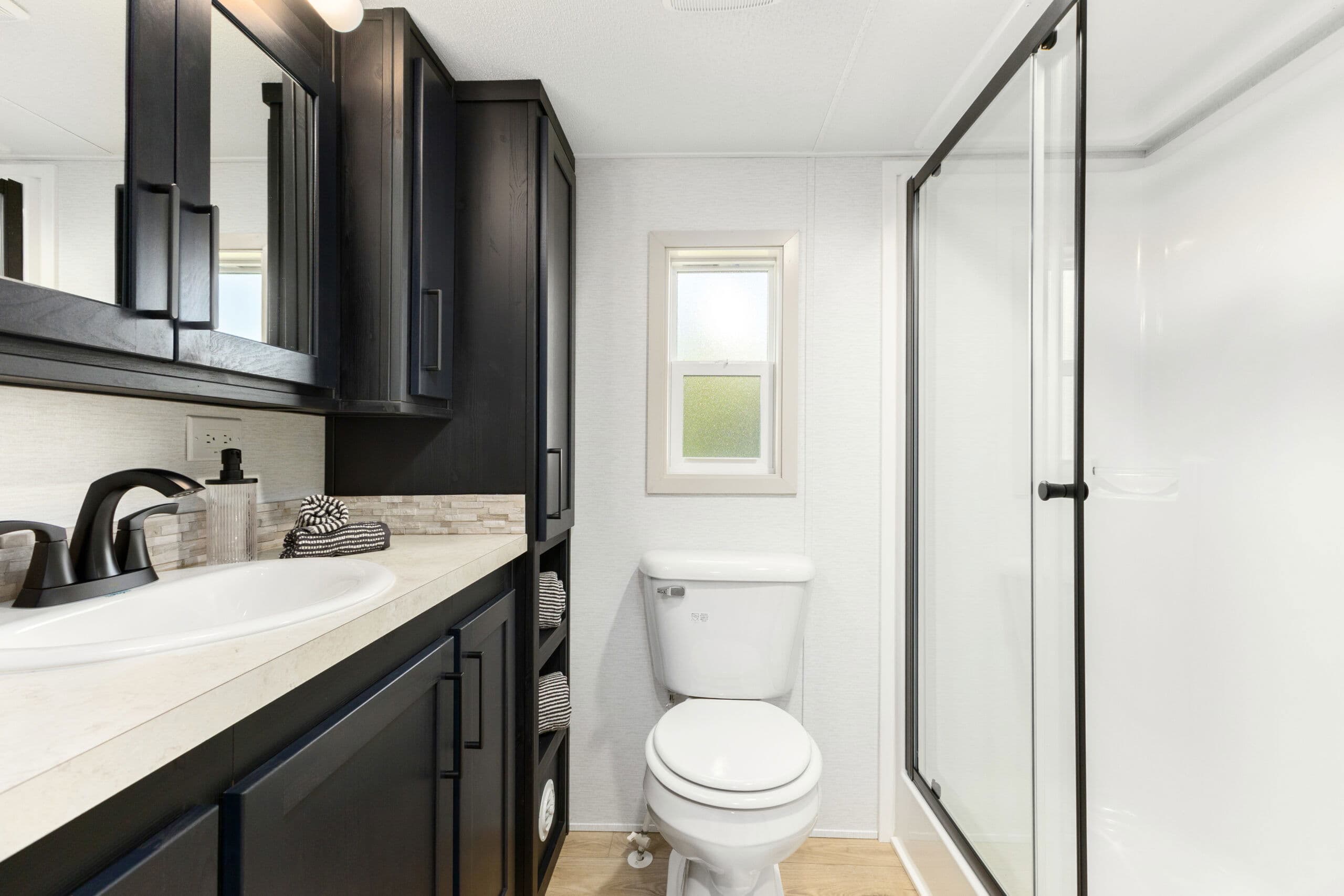 Island 6376 bathroom home features