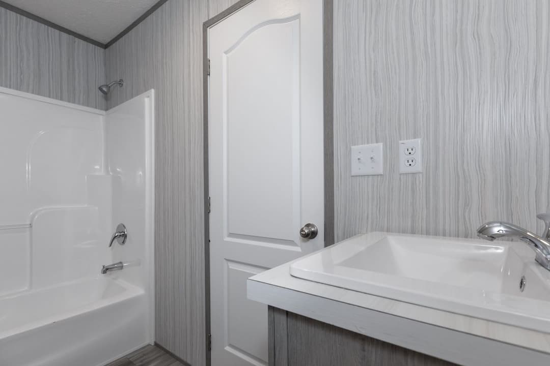 Maynardville classic 56 bathroom home features