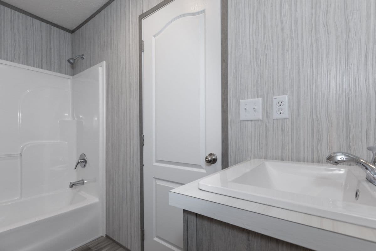 Maynardville classic 56 bathroom home features