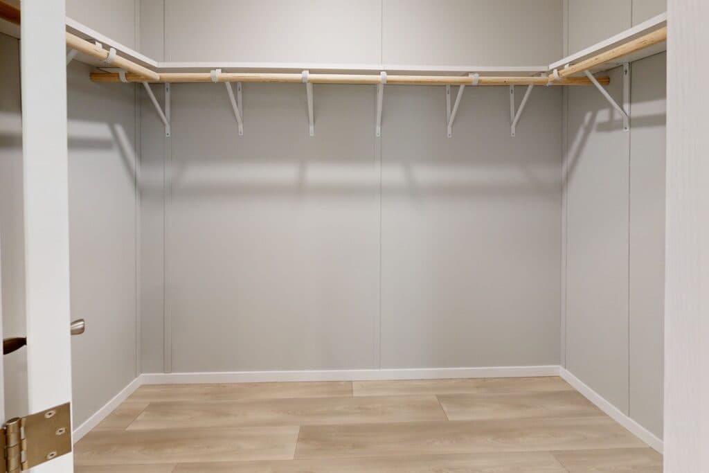 Cousteau 7652 interior home features