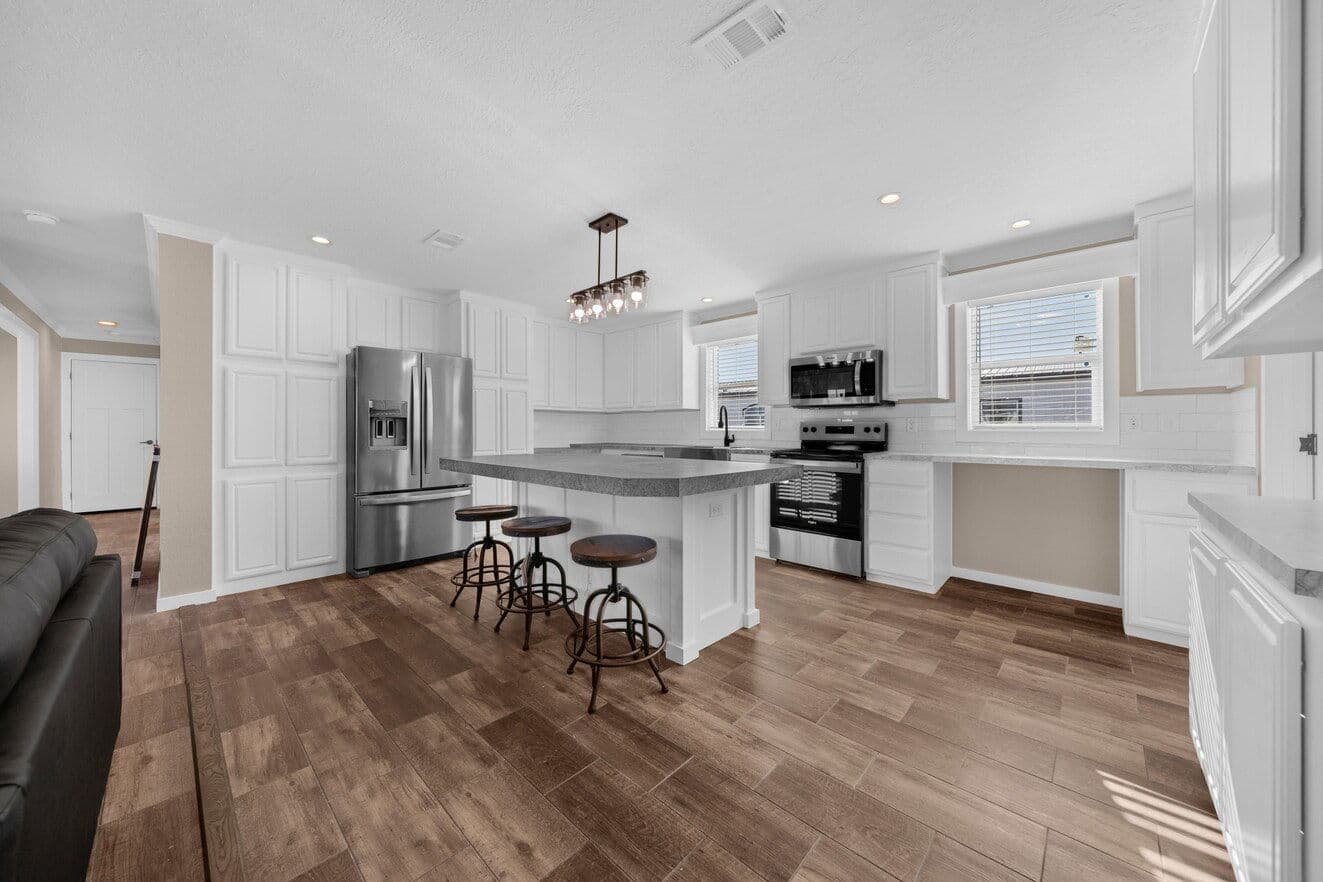 Sapphire 28663a kitchen home features