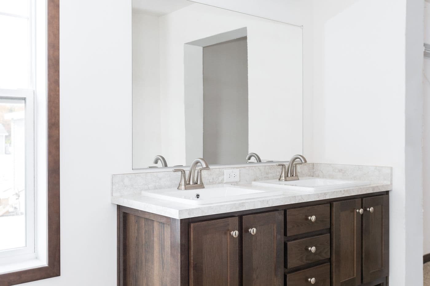 Tompkins blvd bathroom home features