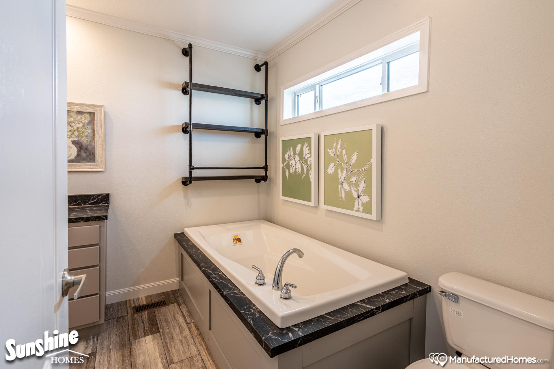 Pri1684-1021 bathroom home features