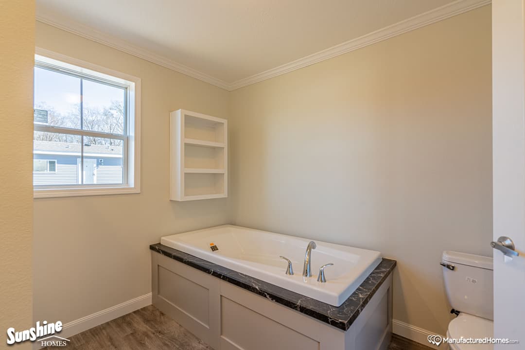 Pri1684-1009 bathroom home features