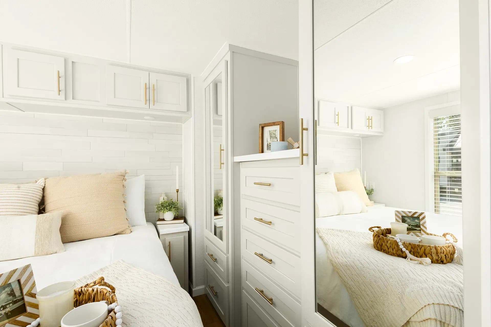 Eldorado 9081p bedroom home features