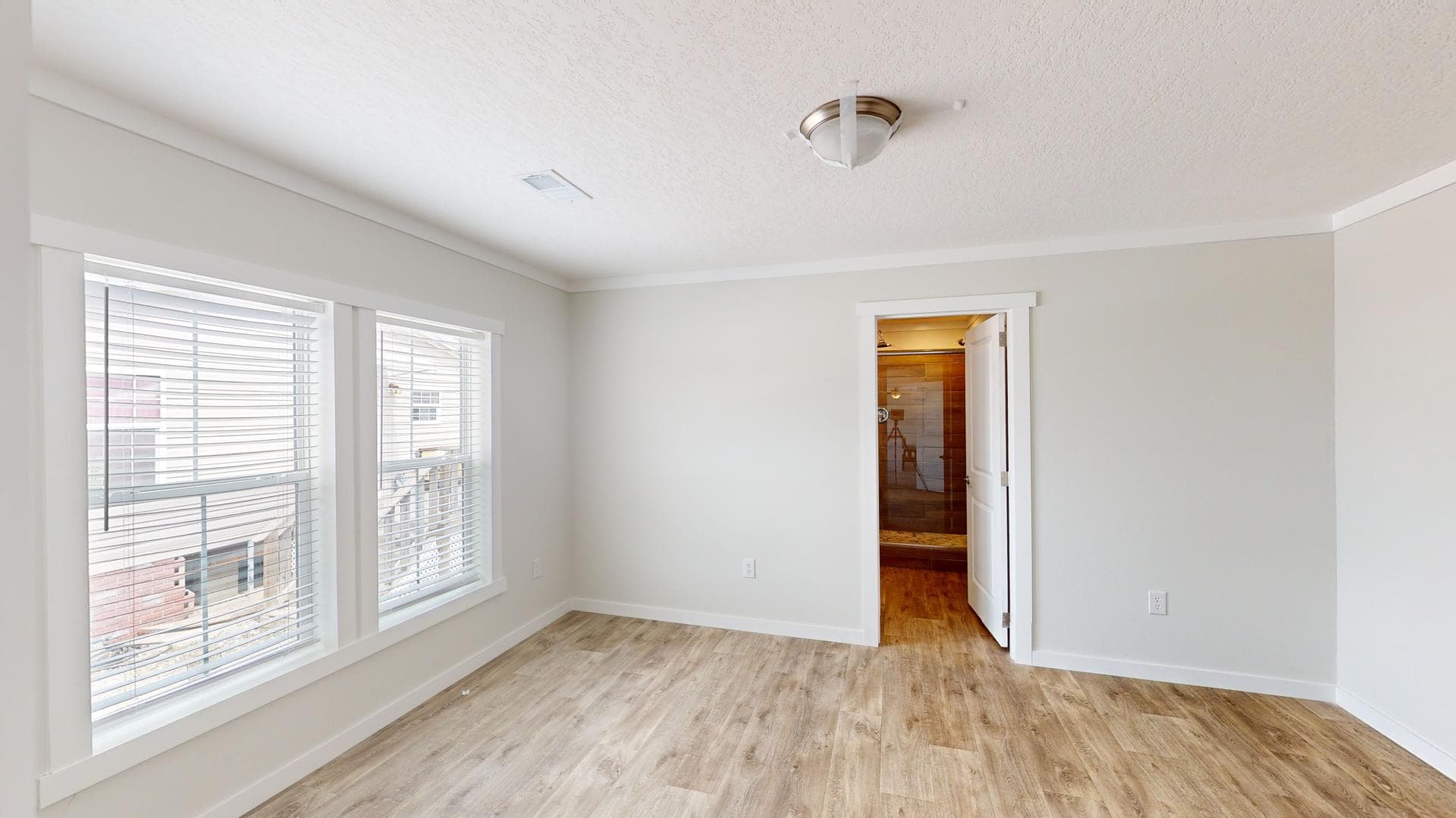 Chc1680-102 bedroom home features