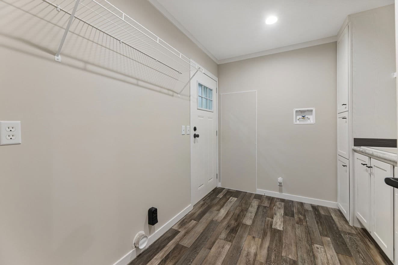 Stratos 28643b interior home features