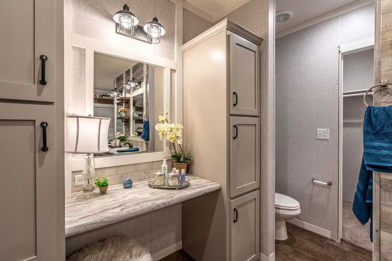 Magnum 32764m bathroom home features