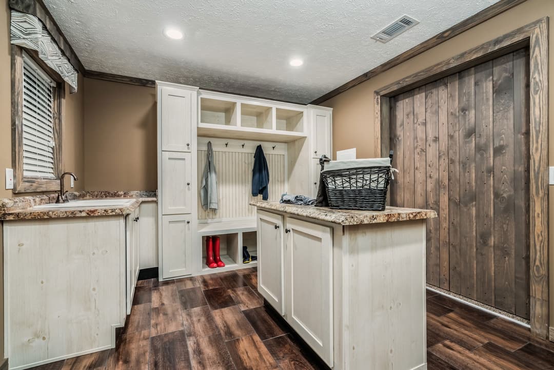 Kb-3243 interior home features