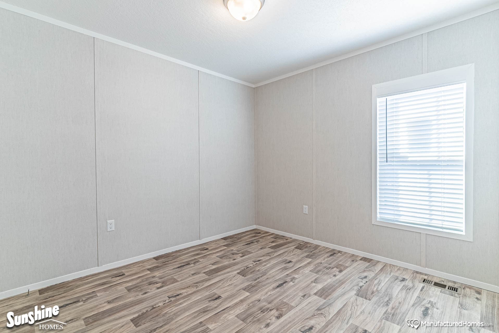 Arc1680-8004 bedroom home features