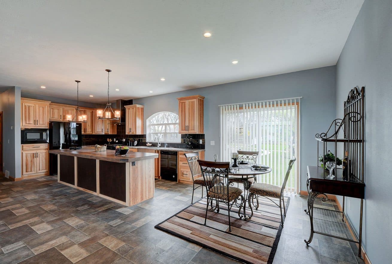 The forest heights xl 185006 kitchen home features