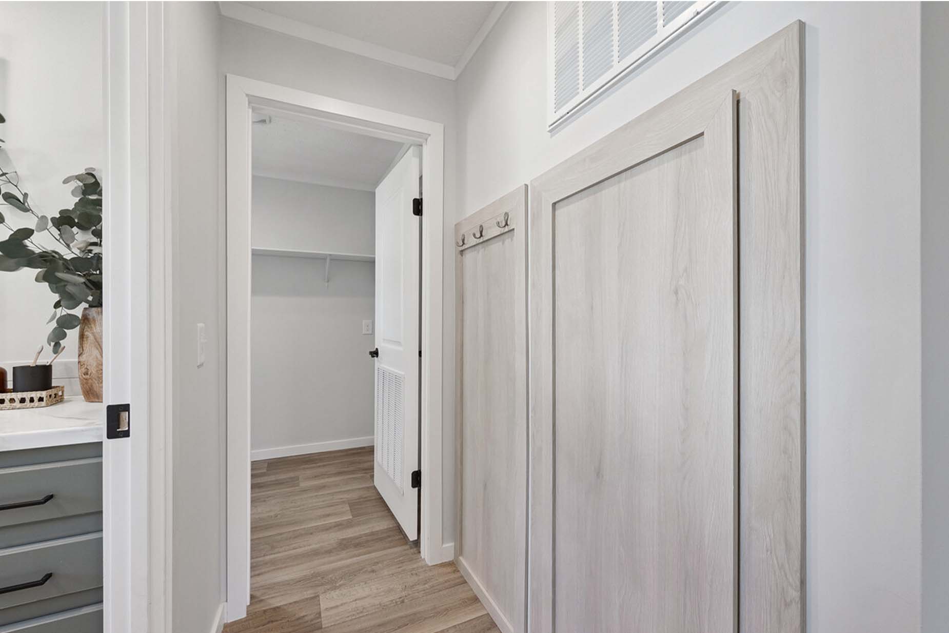 Axis 32563n interior home features