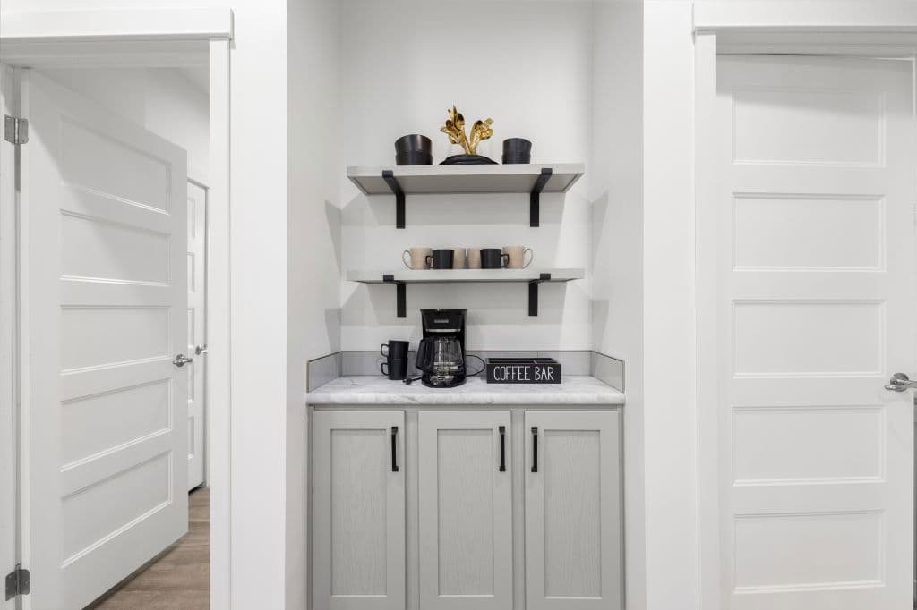 Pinecrest elite modular pgm5009-p interior home features