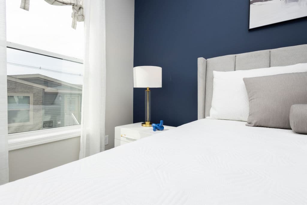 Pinecrest elite modular pgm5008-p bedroom home features