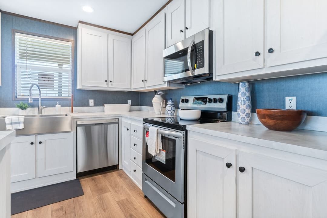 Retreat living 16682a kitchen home features