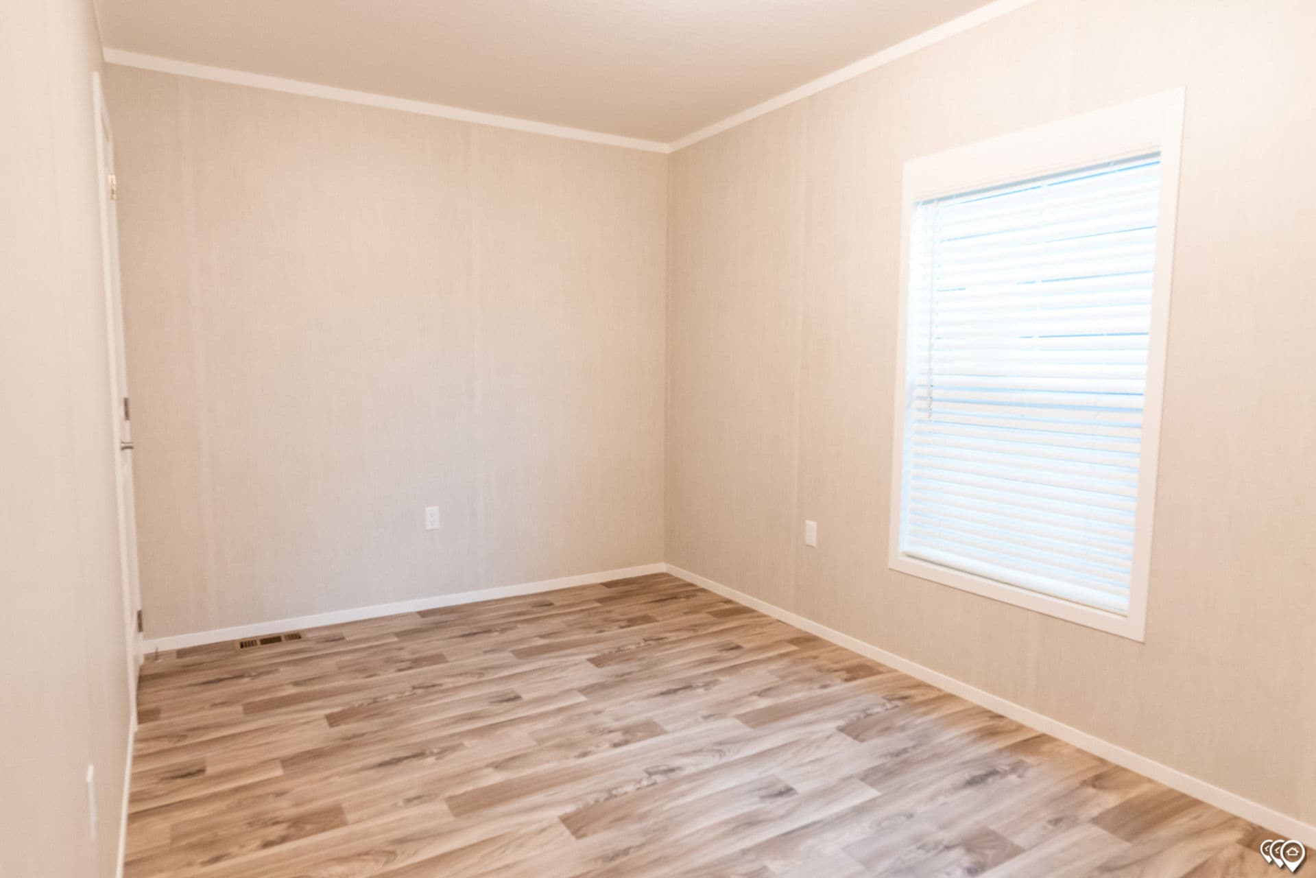 Arc1680-8012 bedroom home features