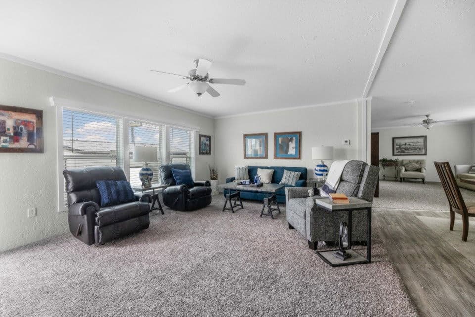 Emerald 28603a interior home features