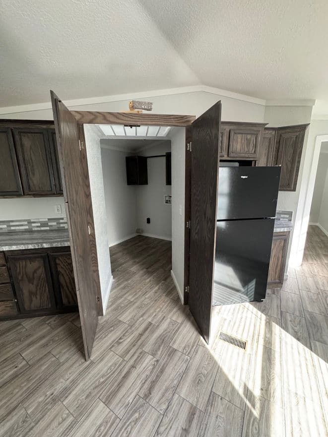 Solitaire 16763a interior home features