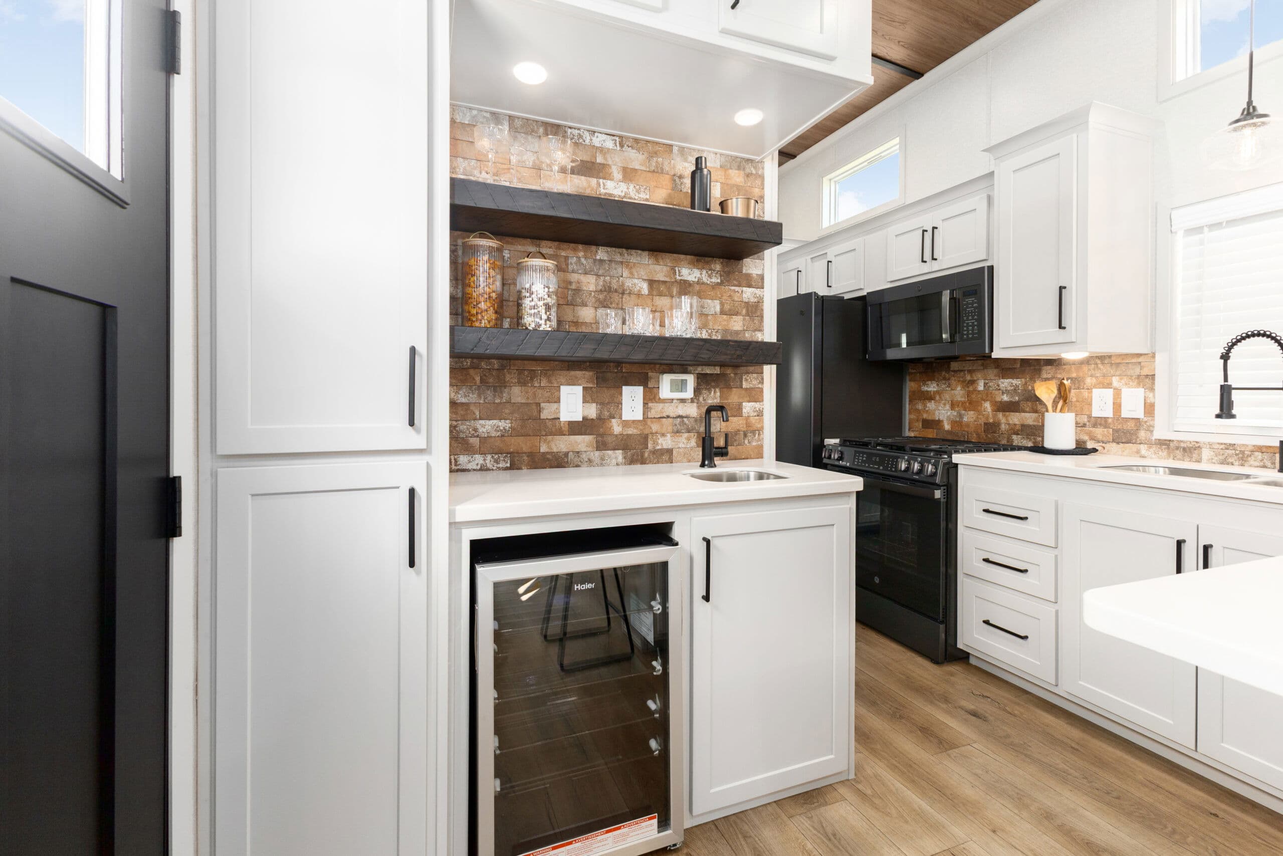 Eldorado 9051 kitchen home features