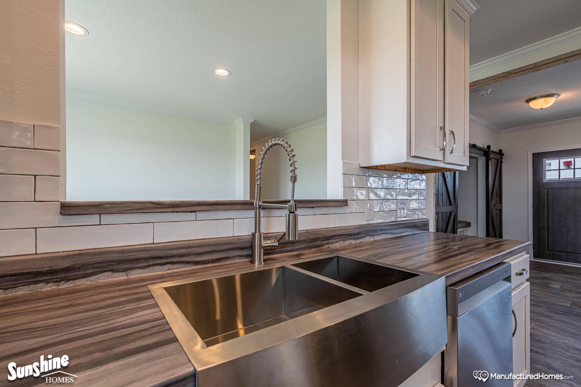 Pri3280-2049 kitchen home features