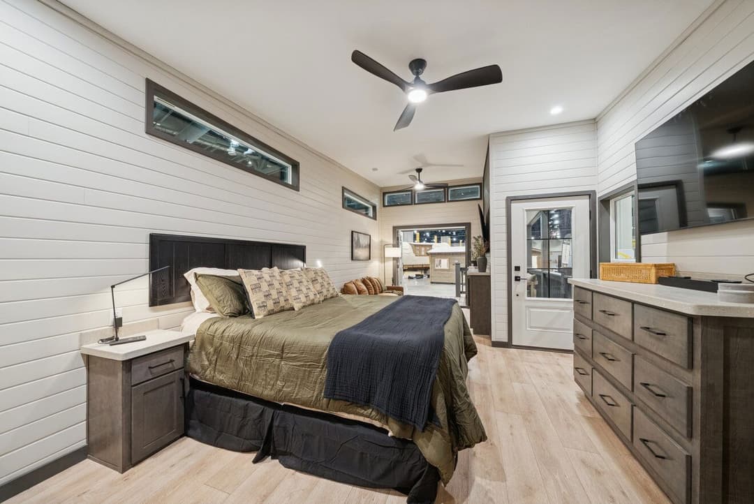 Cottonwood 14361h bedroom home features