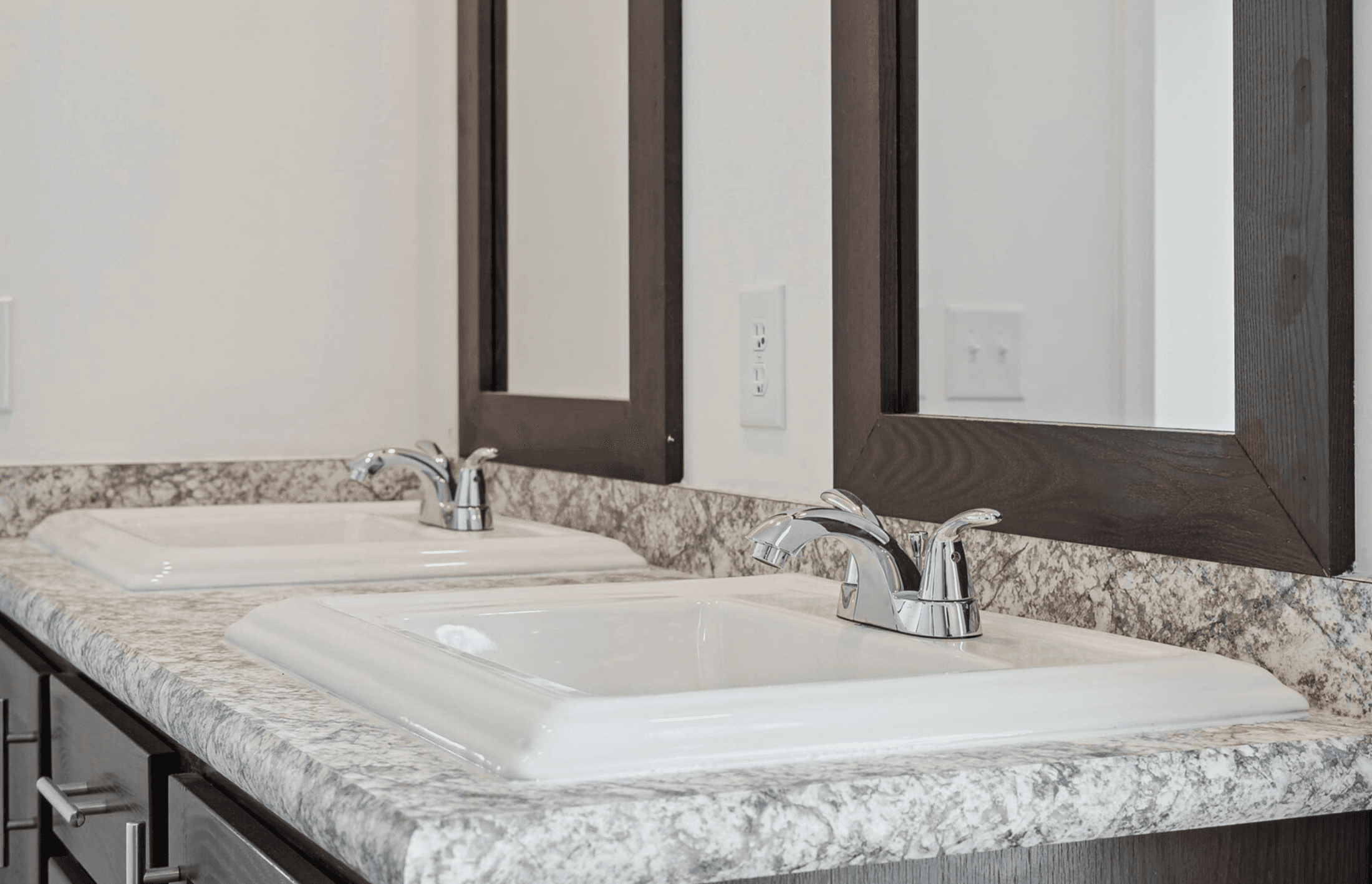 N675 bathroom home features