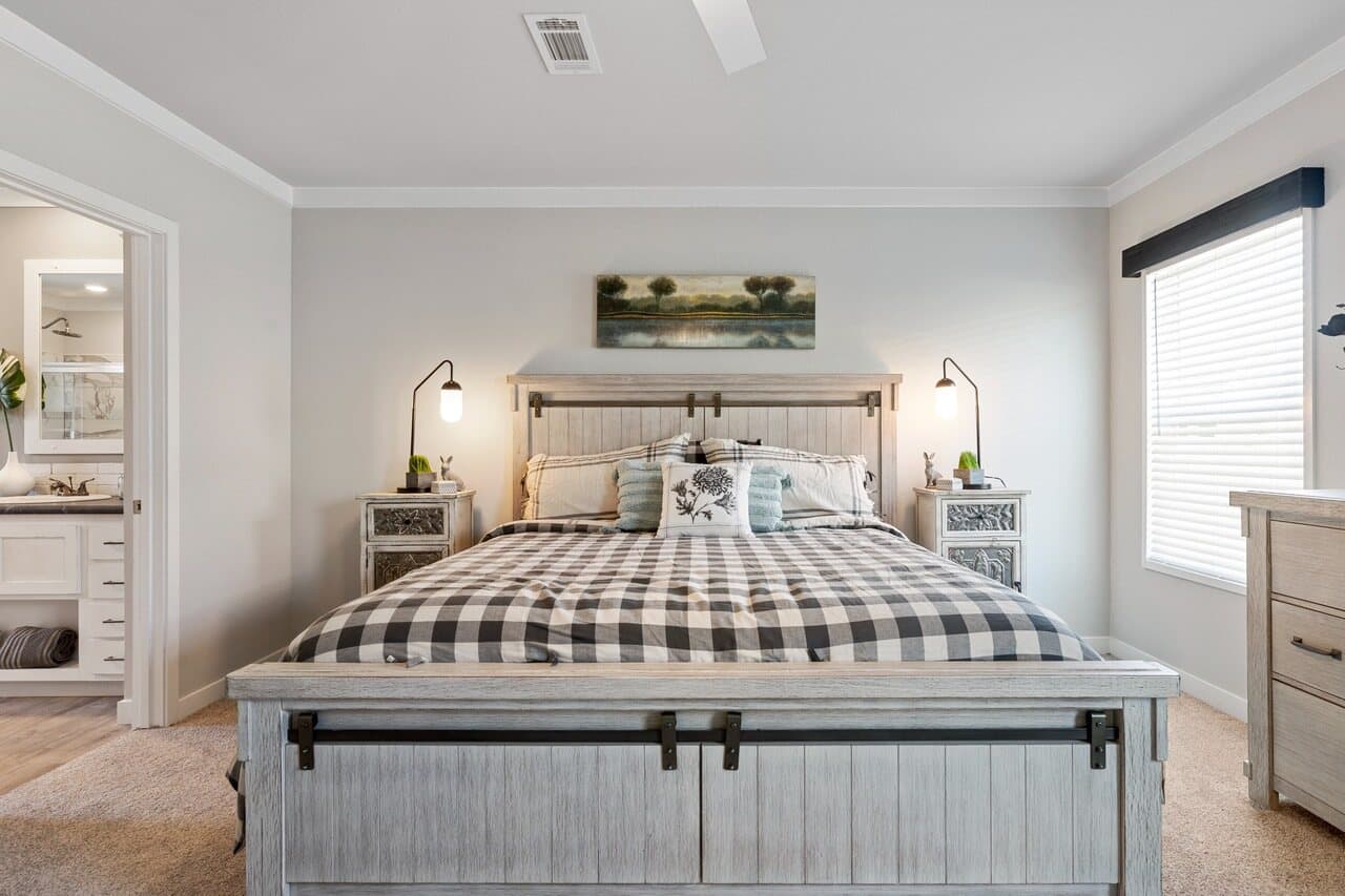 Urban value 32563a bedroom home features