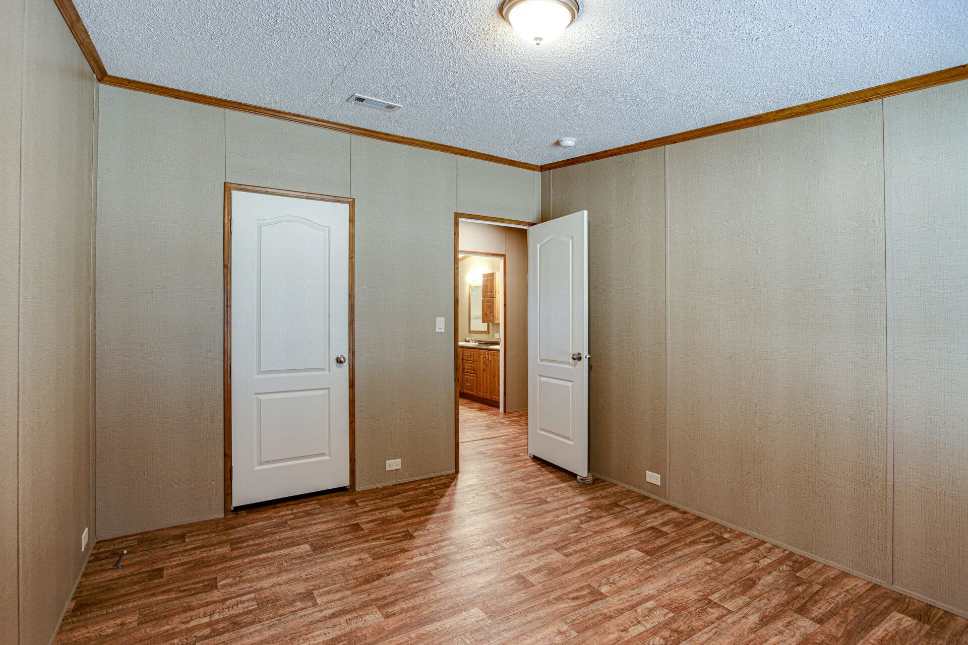 Heritage h-3256-42a bedroom home features