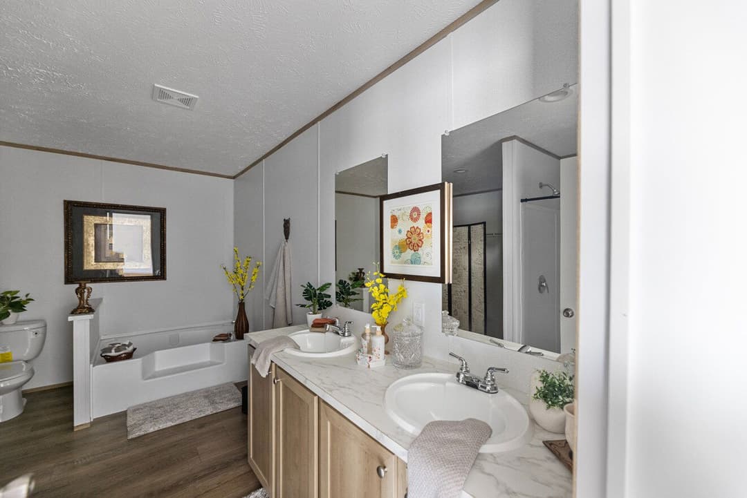 Phoenix 32483a bathroom home features