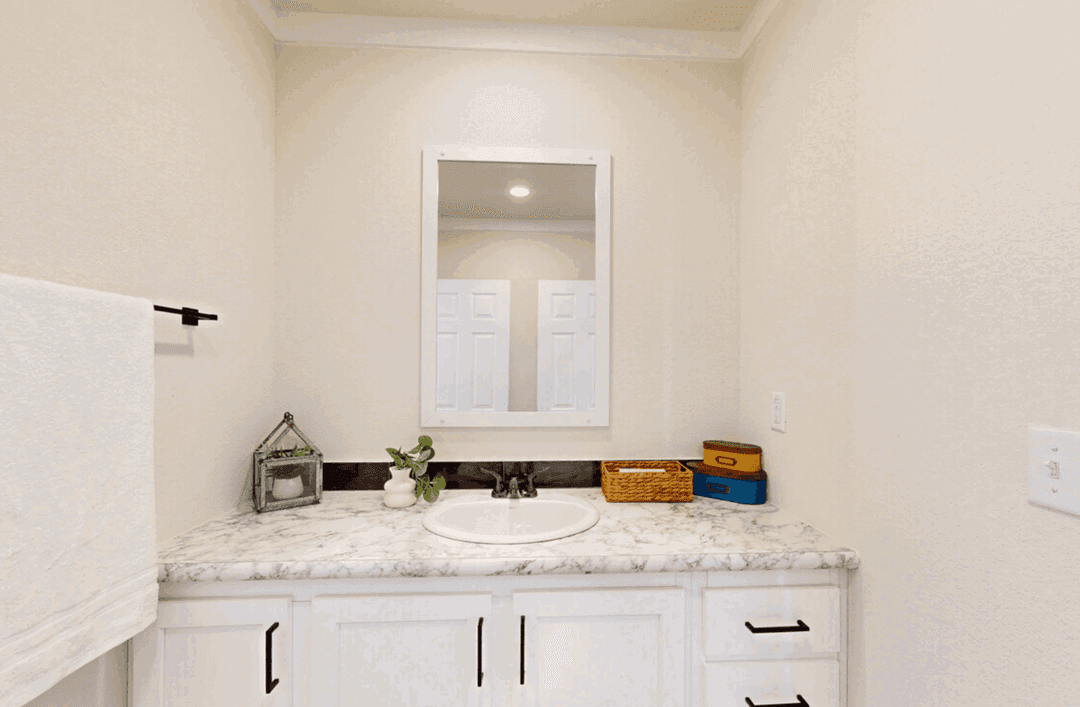 Cimarron 32563a bathroom home features