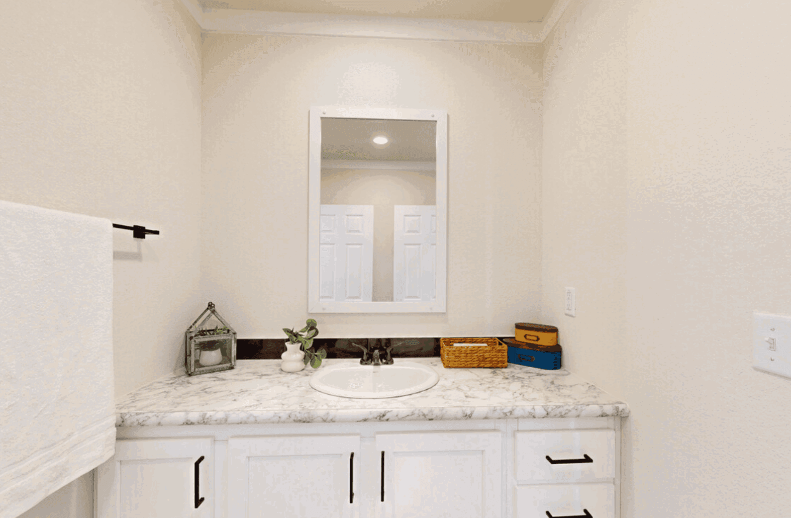 Cimarron 32563a bathroom home features
