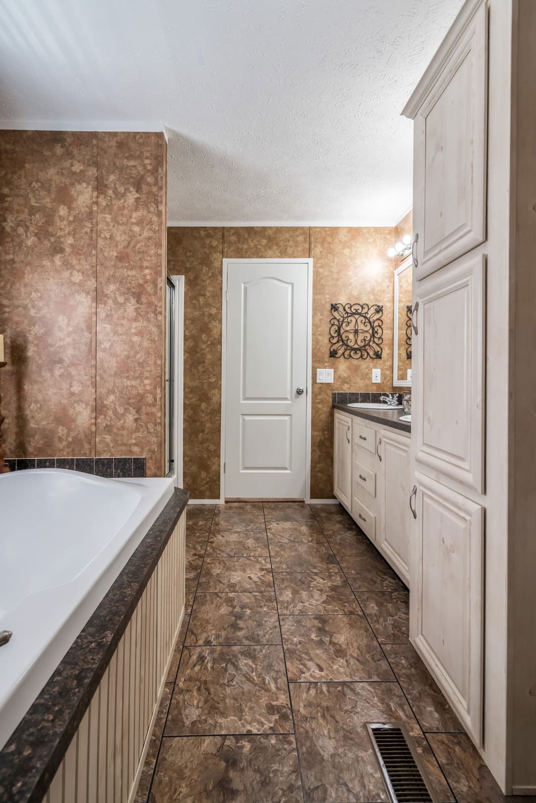 Md-28 bathroom home features