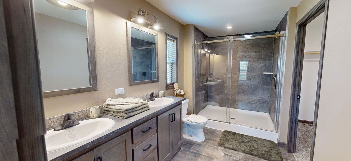 The mckinley 184005 bathroom home features