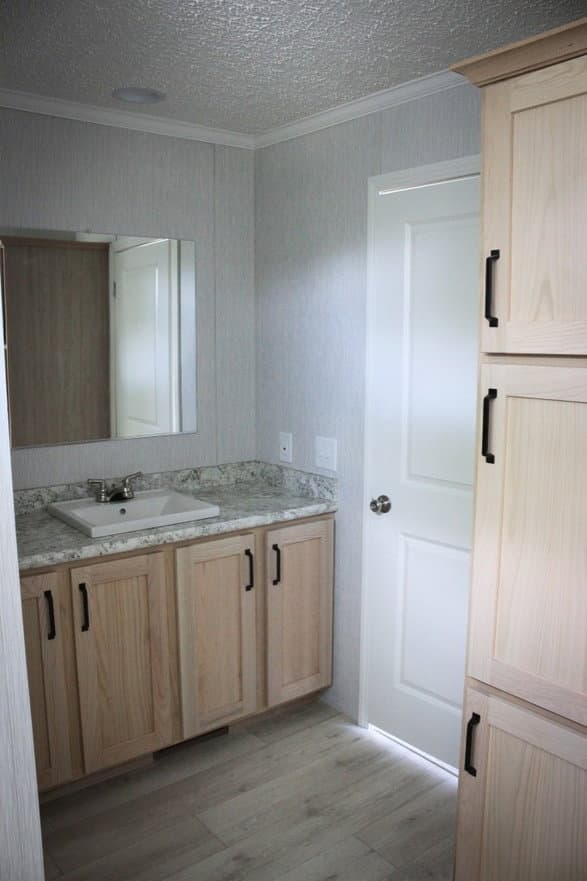 442 bathroom home features